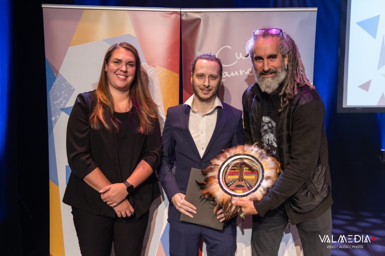PRIX ORGANISME : Valérie Laflamme, administratrice de Culture Laurentides Jean-Christophe Saint-James, directeur du Musée d’Argenteuil (laureat) et Robert Simard (historien) | œuvre intitulée Le chaman, de l’artiste Diane Brodeur.